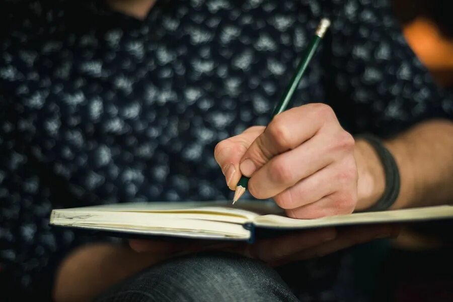 Как называют человека который пишет. Люди которые пишут двумя руками. пишущий в журнале человек. человек пишет обеими руками. люди которые могут писать обеими руками.