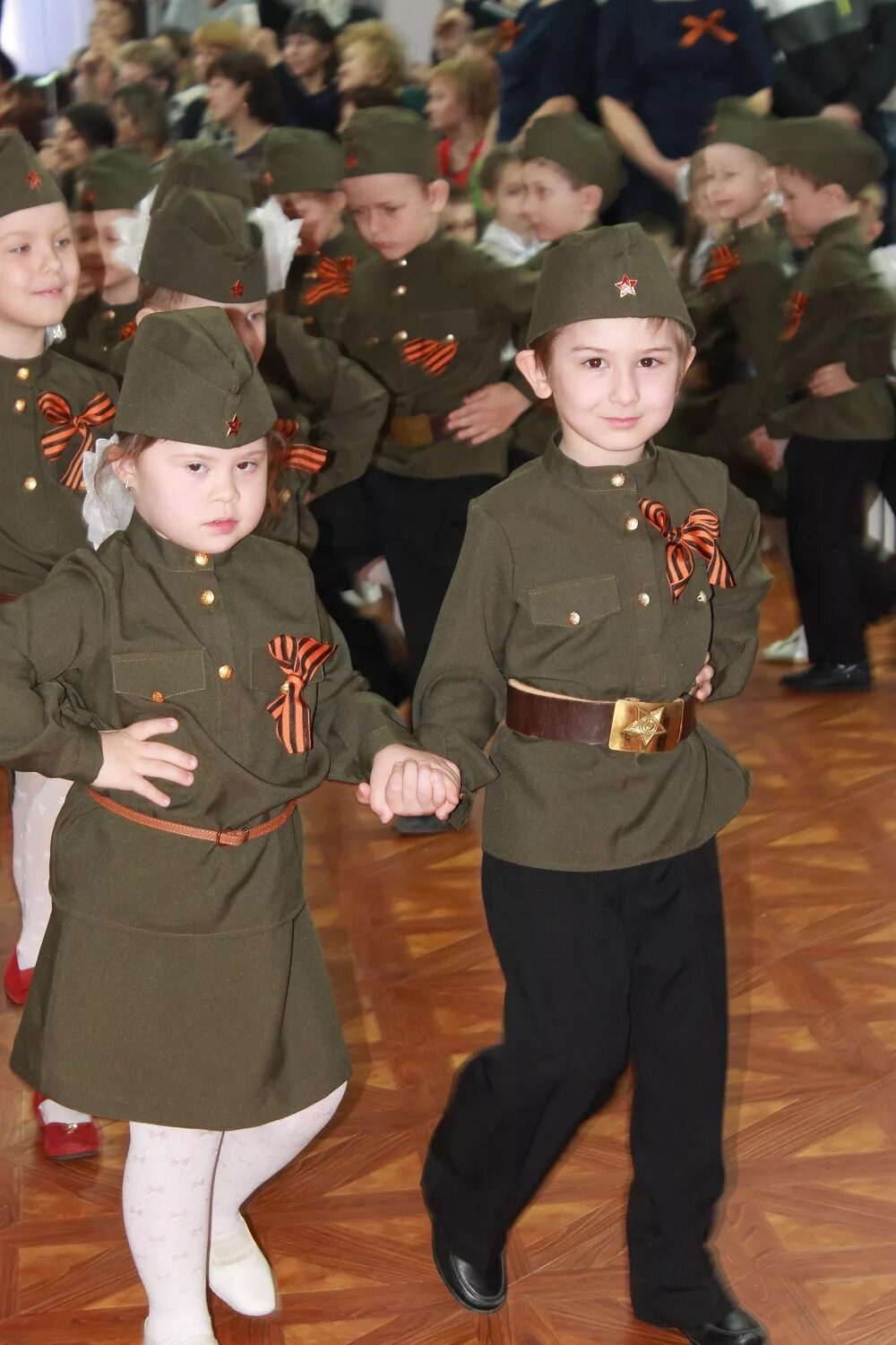 Военный костюм 9 мая. Военные костюмы для детей. Детские военные формы. Дети в военной форме. Военная форма для детского сада.
