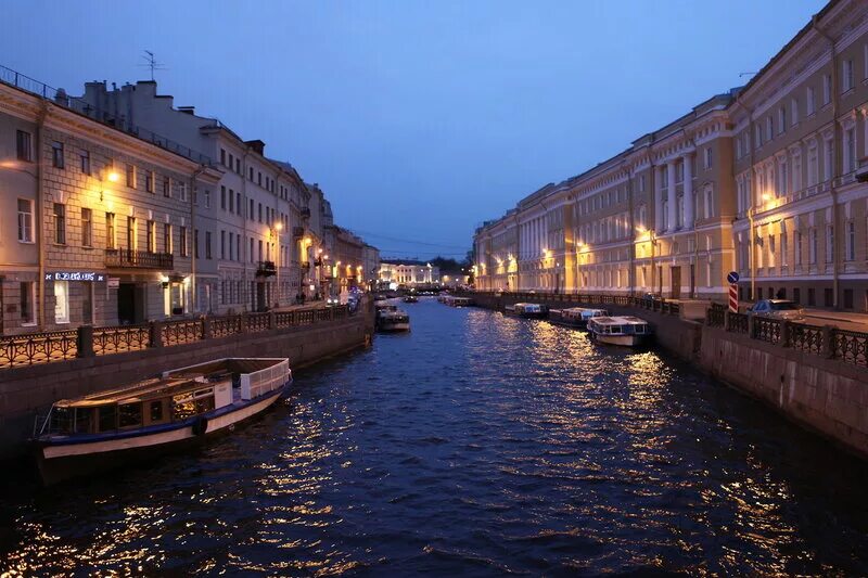 Сколько живет в спб. Каналы Санкт-Петербурга. Жизнь в Санкт-Петербурге. Красивая жизнь в Петербурге. Ночная жизнь Питера.