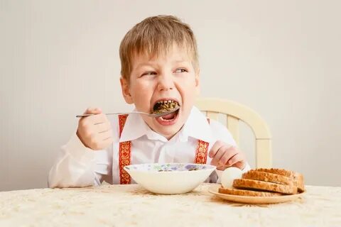 Включи мальчик ест