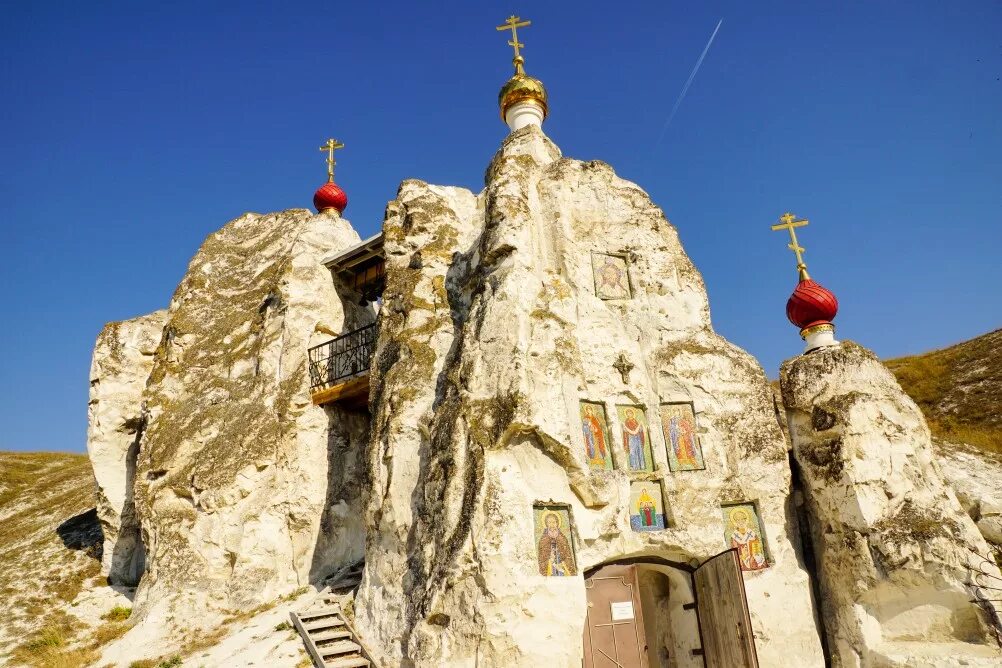 Костомарово женский монастырь сайт. Спасский храм Костомарово. Спасский пещерный монастырь в Костомарово. Спасский храм Костомаровского монастыря. Храм Костомарово Воронежская область.