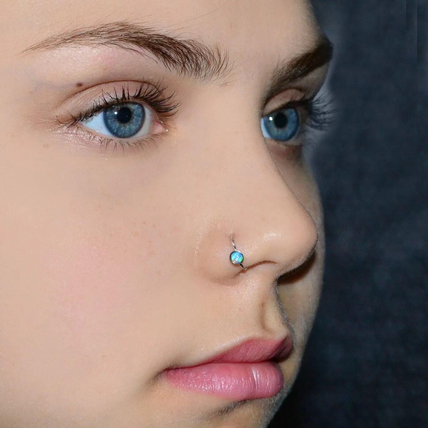 Бридж переносица - септум. Прокол переносицы бридж. Бридж переносица - септум. Как называется прокол переносицы. Септум пирсинг гвоздик.