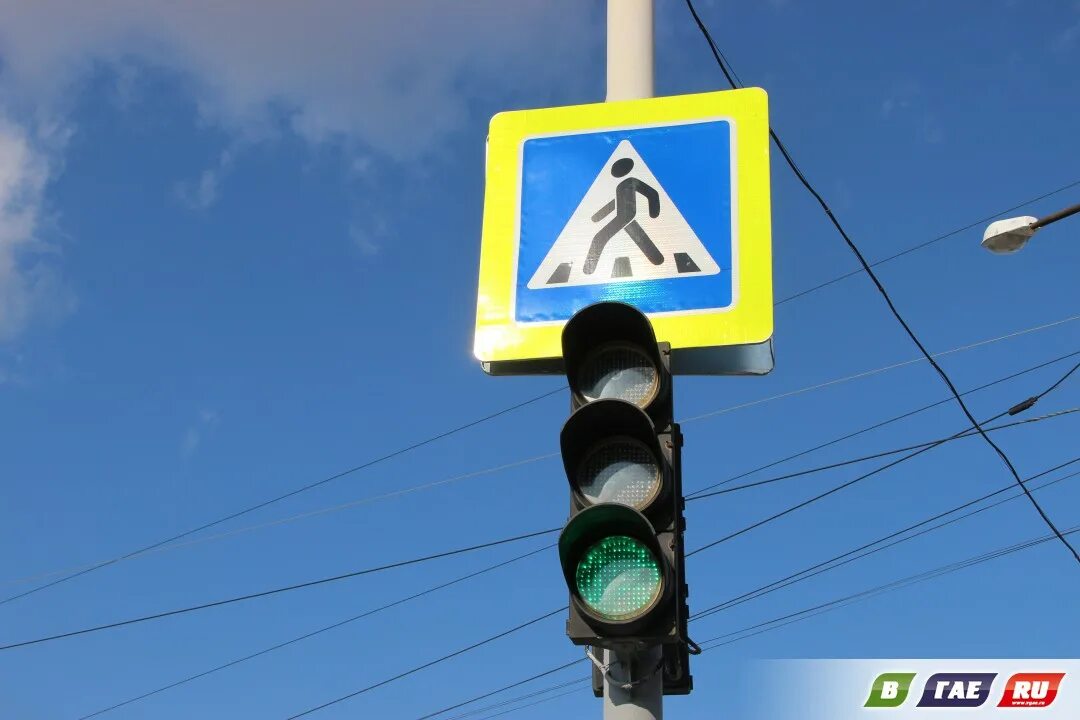 пешеходный переход со светофором. проезд регулируемых перекрестков пдд 2022. главная дорога со светофором. проезд нерегулируемых перекрёстков пдд 2022. круговое движение знаки приоритета.