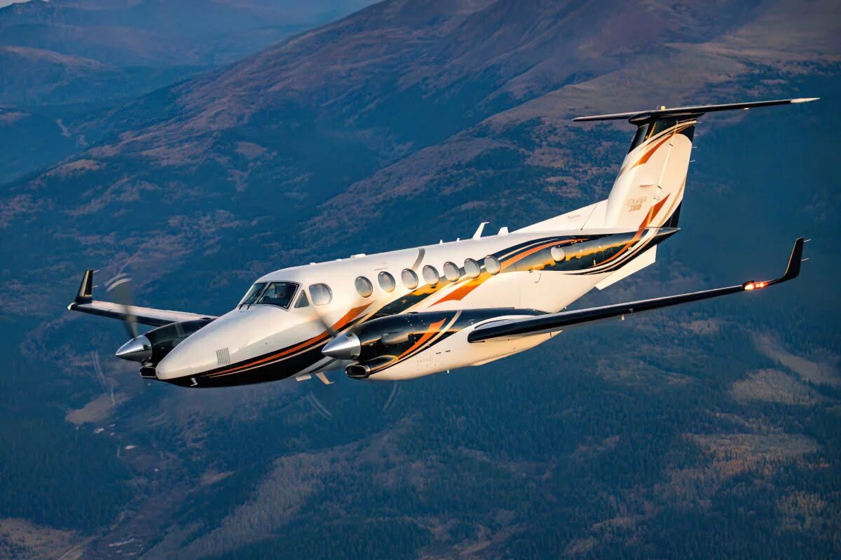 360 аир. Beechcraft King Air 360er. Самолет Бичкрафт Кинг Эйр 350. Beechcraft King Air 260. Турбовинтовой бизнес Джет.