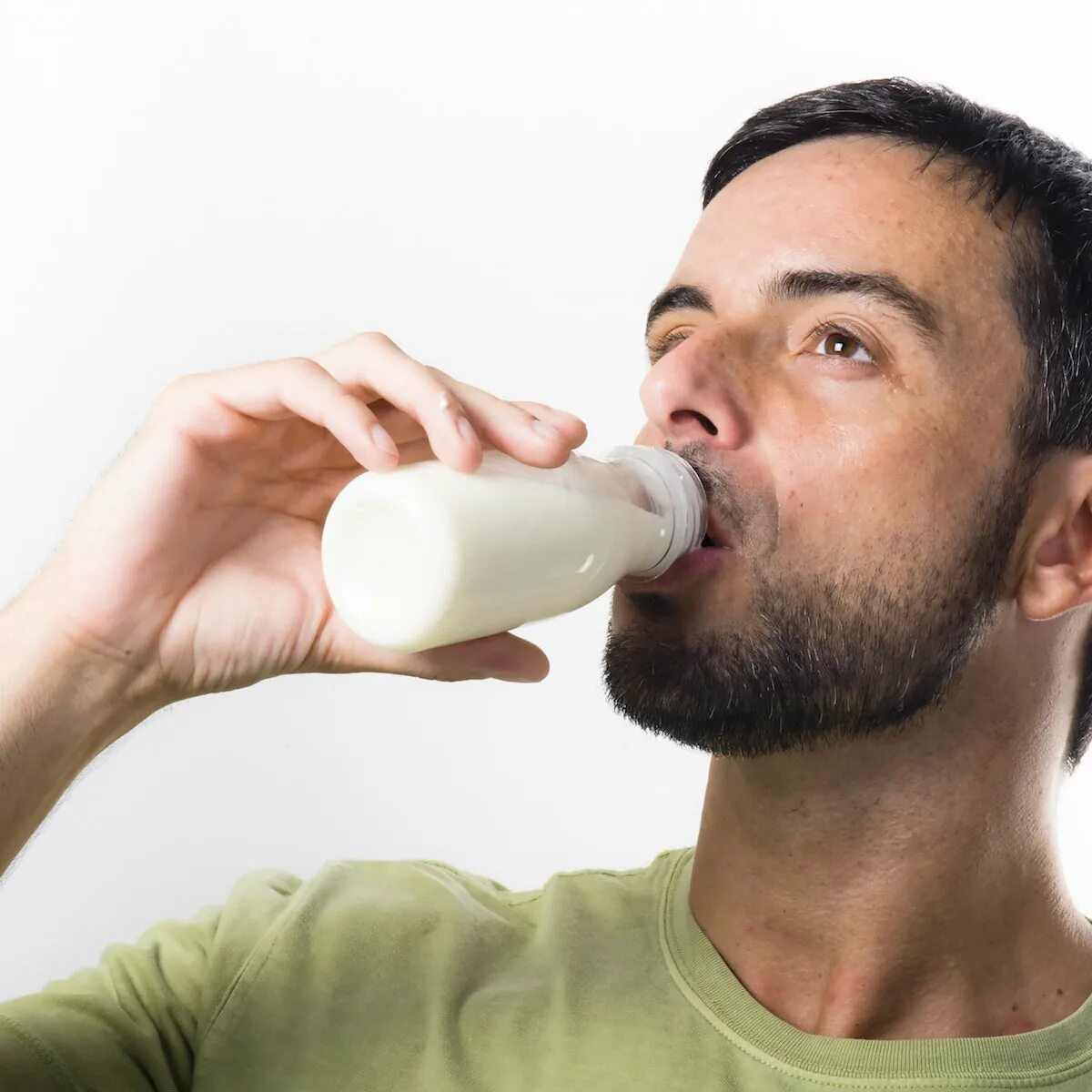 Парни пьют молоко. Питье молока. Молоко у мужчин. Мужчина наливает молоко. Парни пьют молоко.