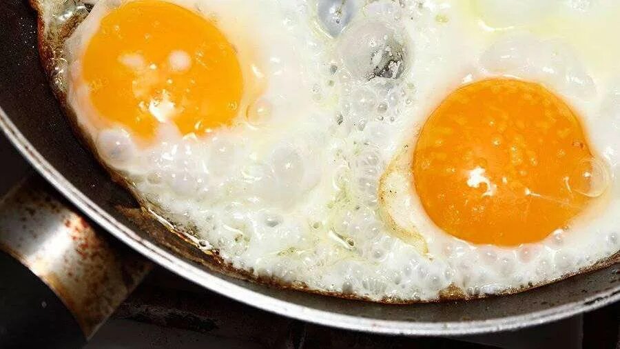 яичница на животе. утро яичница. завтрак яичница с беконом и кофе. утром яичница вечером яичница из какого. утром яичница вечером яичница из какого.