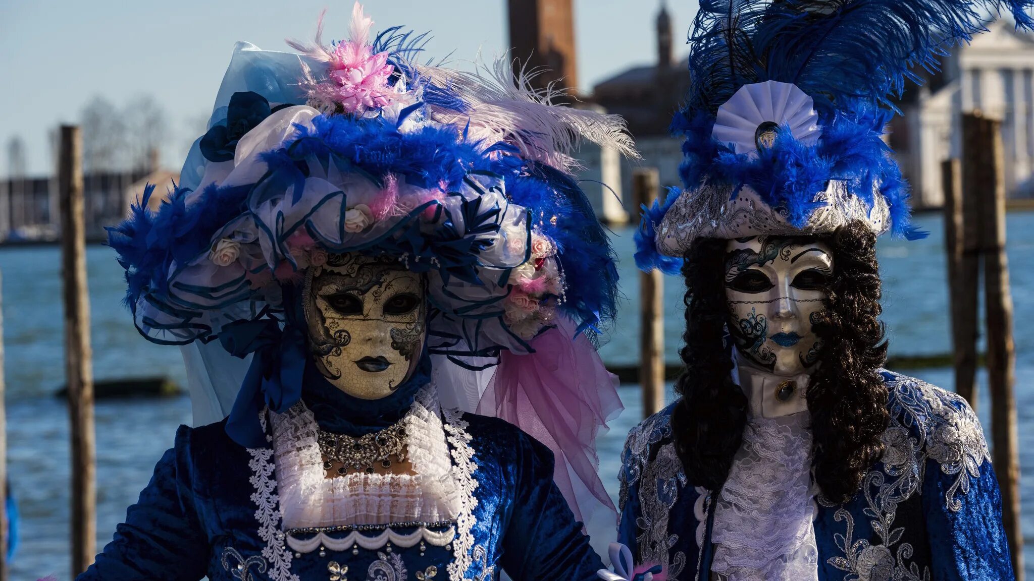 Маскарад венеции. Карнавал 24. Педролино венецианский карнавал. Маленький карнавал танец. Венецианский карнавал фото костюмов и масок.