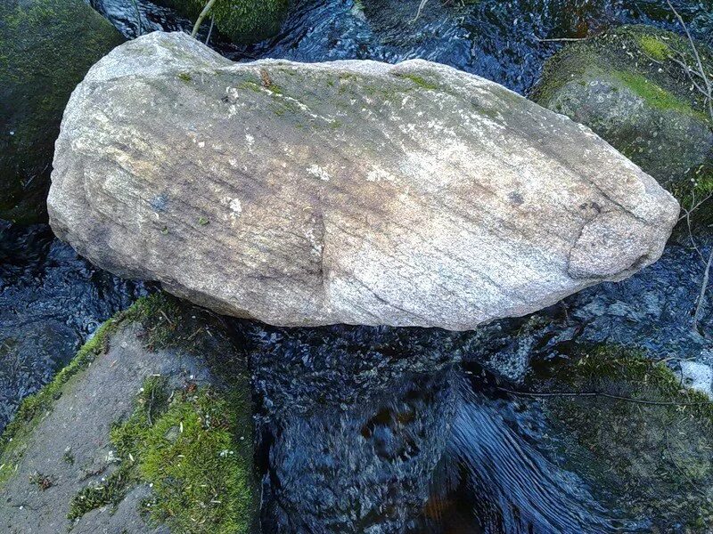 Камень лежит. Лежачий камень. Под лежачий камень вода. Под лежачий камень.