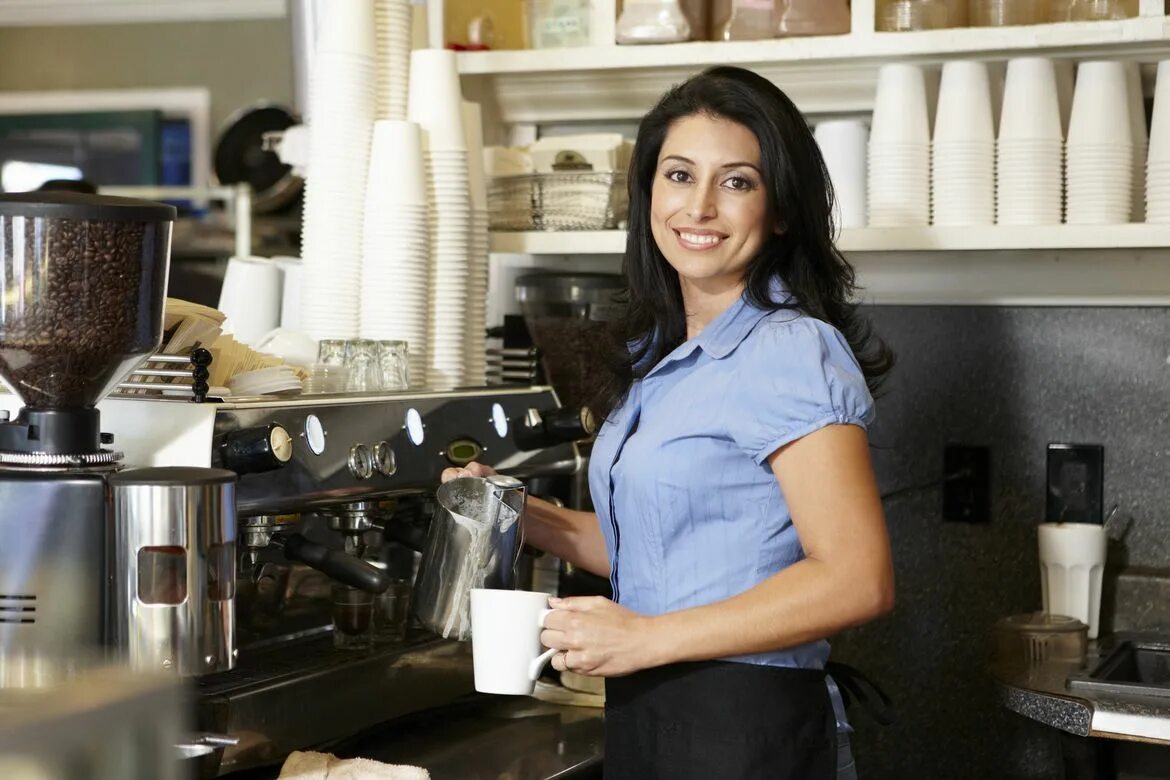 Работа кофе леди. Девушка бариста в кофейне. Кофе в офисе. Секретарь с кофе. Женщины в кафетерии.