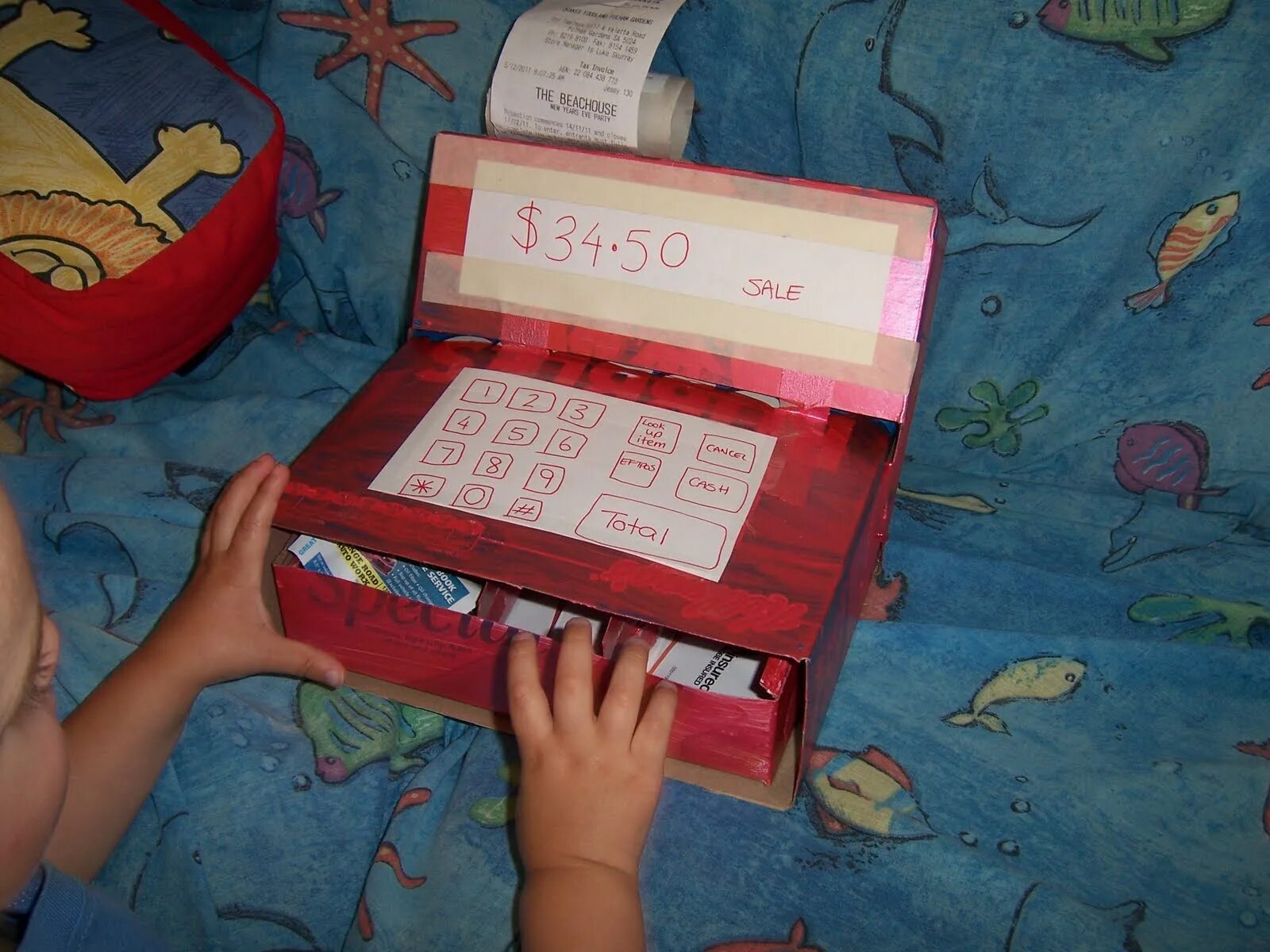 Коробок магазин игр. Касса из коробки. Кассовый аппарат из коробок. Касса из картона для детей. Касса для денег из коробки.
