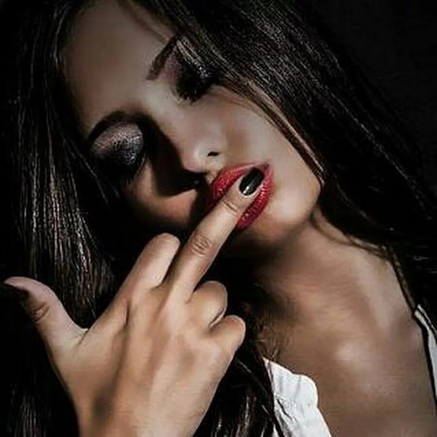 Дита фон тиз с сигаретой. Сучья стерва. Независимая девушка. Дерзость. Стервозная женщина.