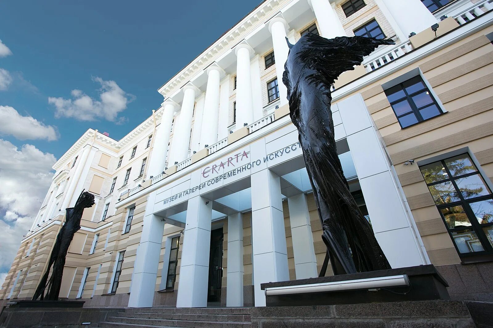 Эрарта это. Музей современного искусства Эрарта Санкт-Петербург. Эрарта музей современного искусства. Музей современного искусства Питер. Музей Эрарта здание.