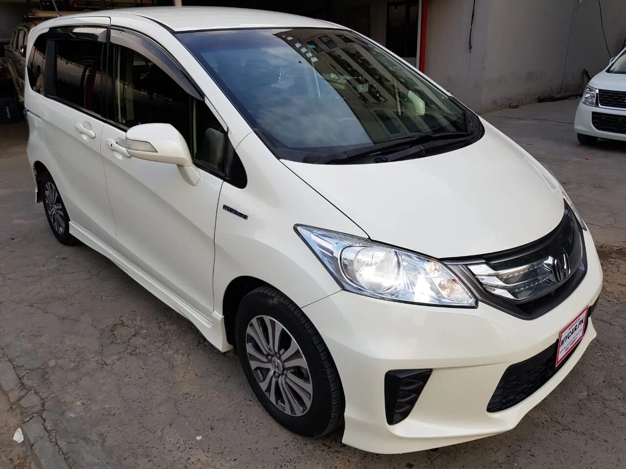 Фрид гибрид отзывы. Honda freed Hybrid 2012. Honda freed 1.5 Hybrid ex. Хонда Фрид Спайк гибрид 2012. Honda freed 2014.