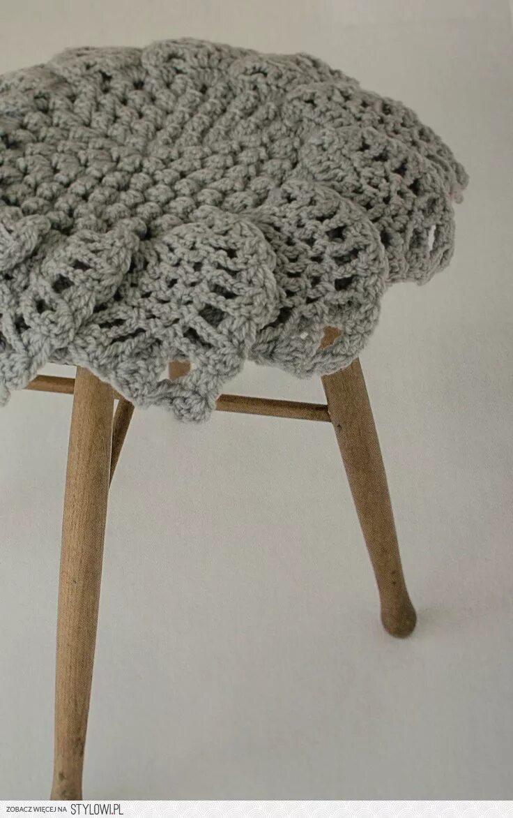 Накидка на табуретку вязание. Накидка на табуретку вязание. Вязаные накидки на табуретки. Сидушка вязаная крючком на табурет. Вязаные накидки на табуретки.