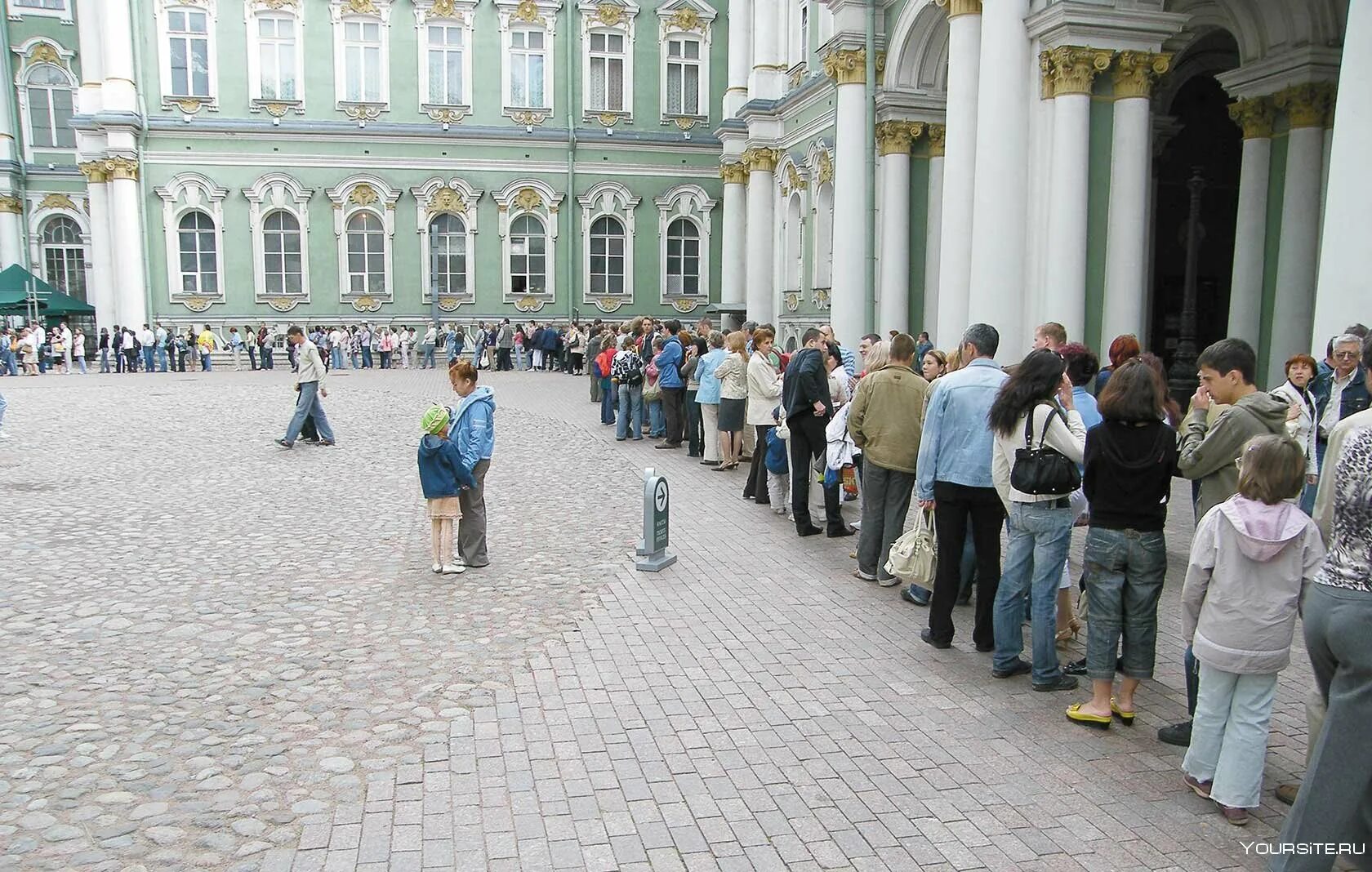 Эрмитаж очереди как попасть. Эрмитаж туристы. очередь в эрмитаж 2025. люди в эрмитаже. очередь в музей.