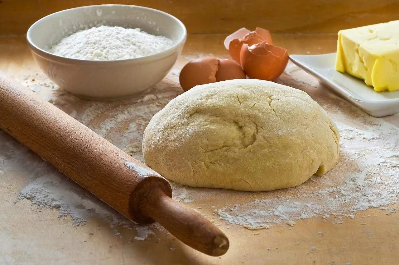 Приготовление хлеба из пшеничной муки. Дрожжевое безопарное тесто. Хлебное тесто. Тесто для хлеба. Замешенное тесто.