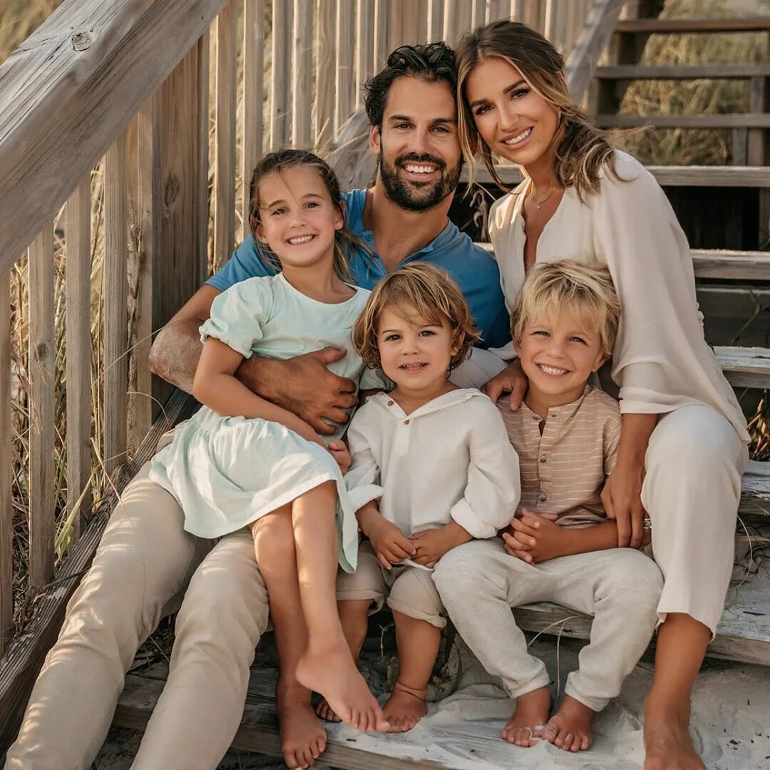 6 Tips for Your Family Photo Shoot! Family photo pose, Family photoshoot, Family