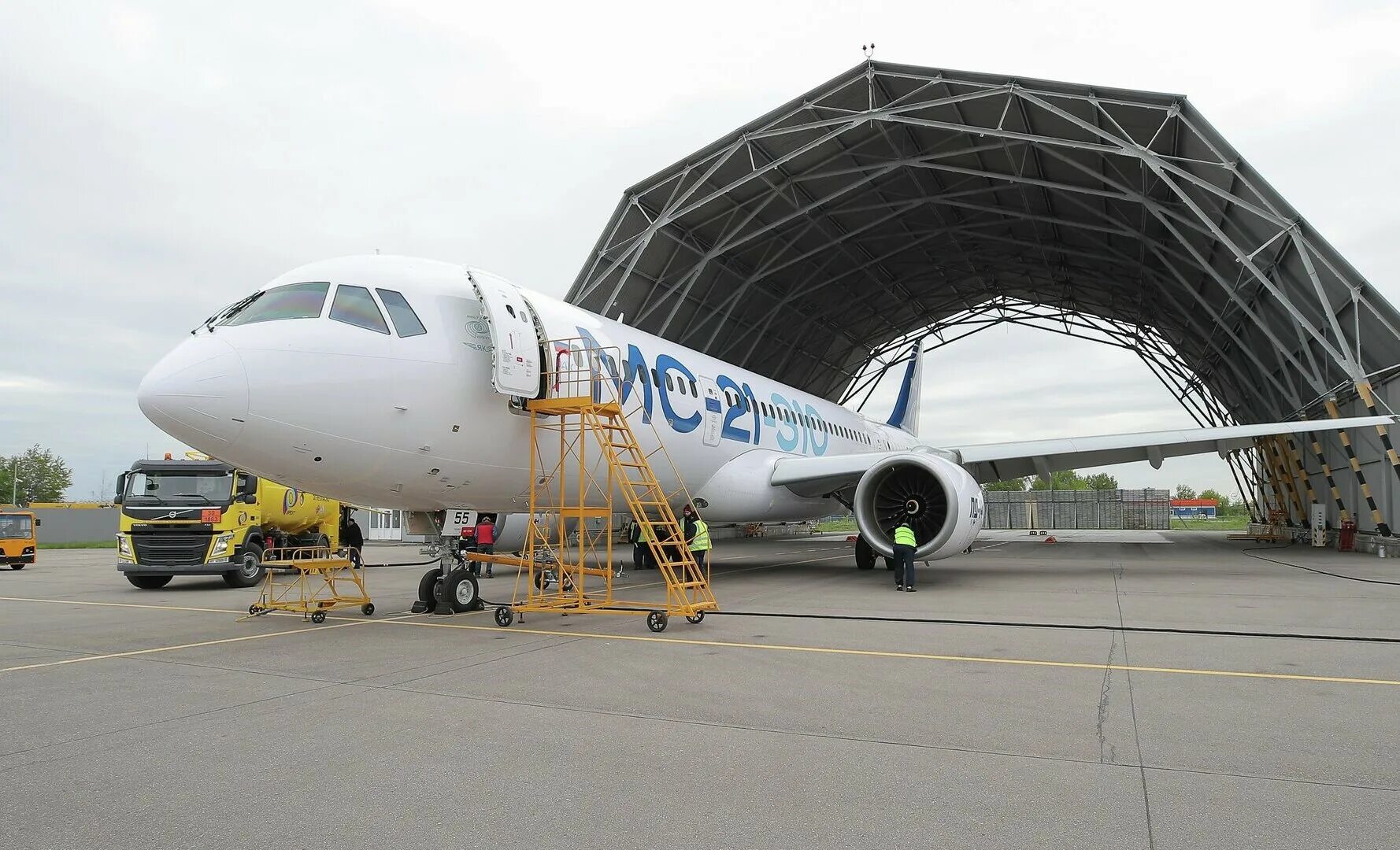 Самолет мс 21 последние. Мс-21-310 кабина. мс-21-400 пассажирский самолёт. мс21 самолет. мс-21 аэрофлот.