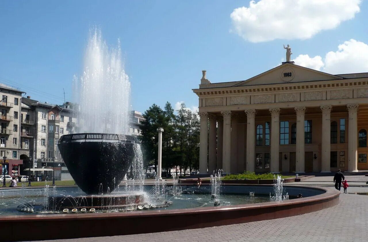 драмтеатр новокузнецк фонтан зима. фонтан на ермакова новокузнецк. фонтан у драмтеатра новокузнецк. проспект ермакова новокузнецк. театральная площадь новокузнецк.