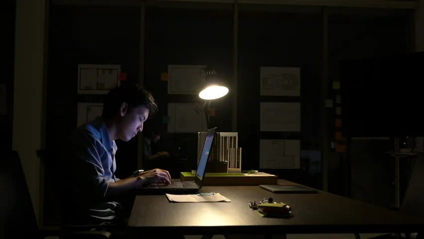 He works at night. Работа в офисе ночью. Тёмная ночь, офис, работа. Night work Sione.