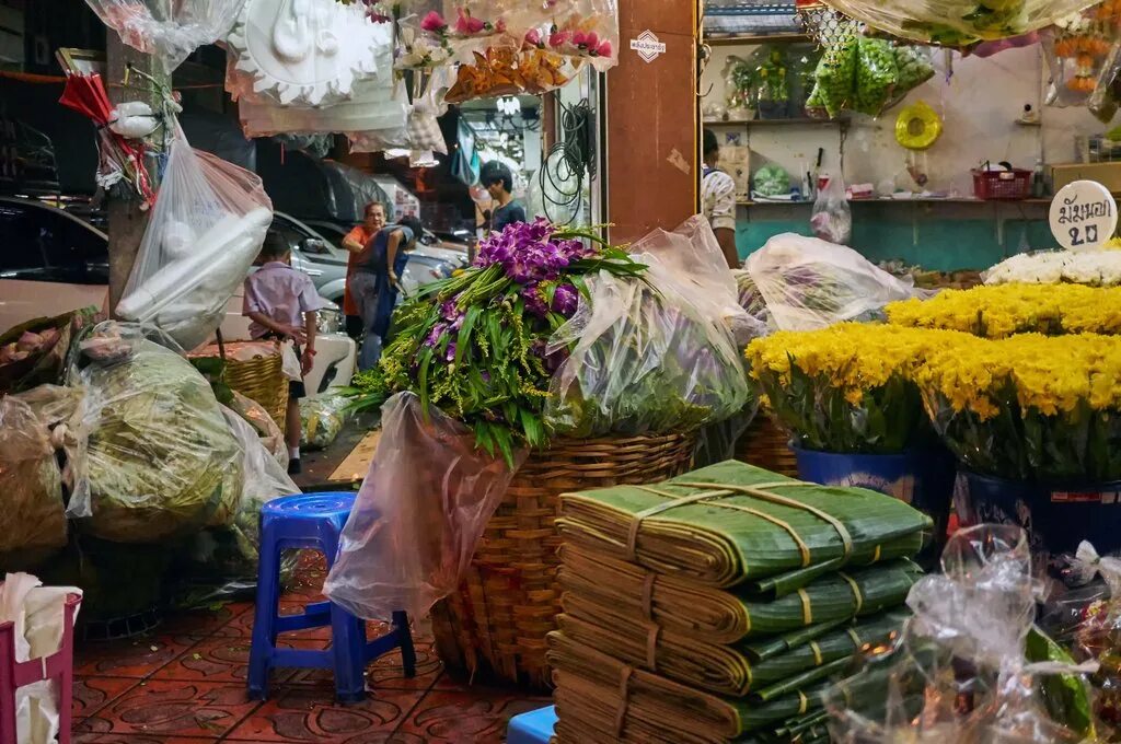 Цветочный рынок на береговой. Цветочный базар в Бангкоке. Рынок цветов в Бангкоке. Цветочный рынок пак Клонг Талат. Цветы на рынке.