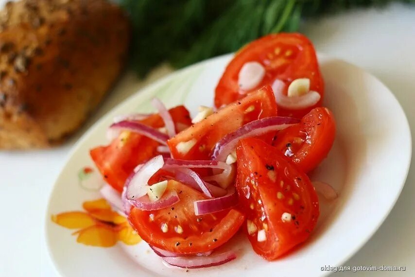 Рецепт закусочных помидоров с чесноком быстрого приготовления. Закусочные помидоры. помидоры закусочные быстрого приготовления. закусочные помидоры с чесноком. закусочные помидоры черри с красным луком и медом.