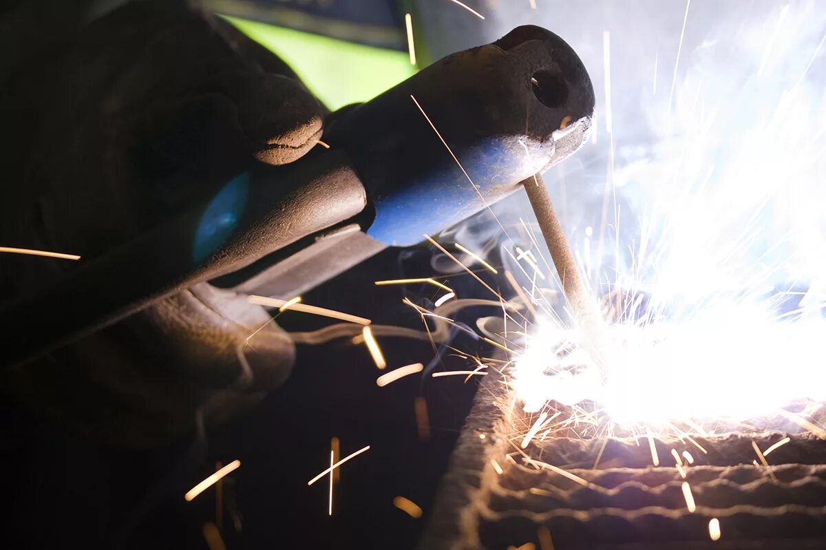 Схема сварки лежачим электродом. Сварочные операции. Шлифовка металла. Операции сварки. Сборка металла под сварку.