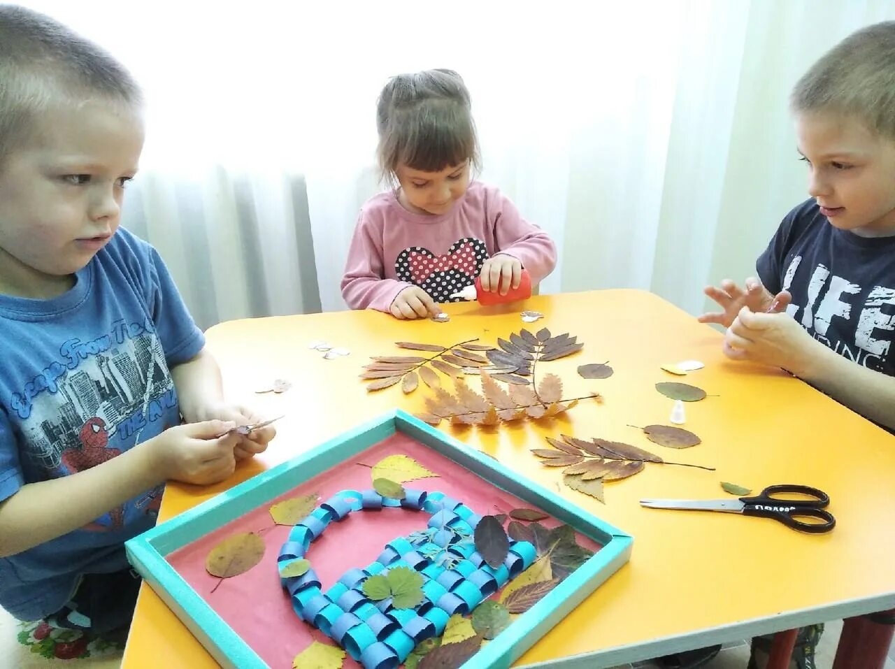 Коллективная работа на уроке. Детская продуктивная деятельность в детском саду. Ручной труд дошкольников. Коллективный ручной труд. Коллективная поделка с детьми.