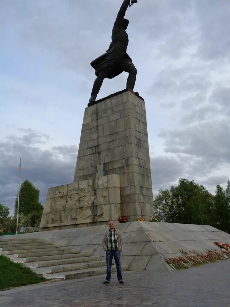 Памятник в яхроме. Дмитров мемориал Перемиловская высота. Памятник Яхрома Перемилово. Памятник Перемиловская высота в Яхроме. Яхрома памятник Перемиловские высоты.