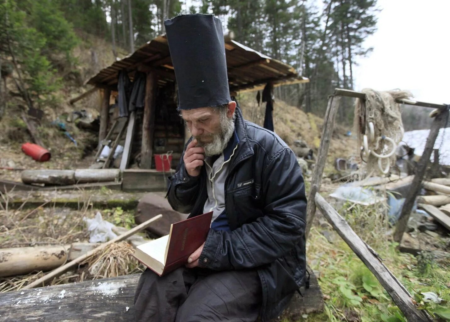 Отшельник проголосовал. Староверы отшельники Тайга Сибирь. .. Ф. Сибирь. Староверы. Отшельники.