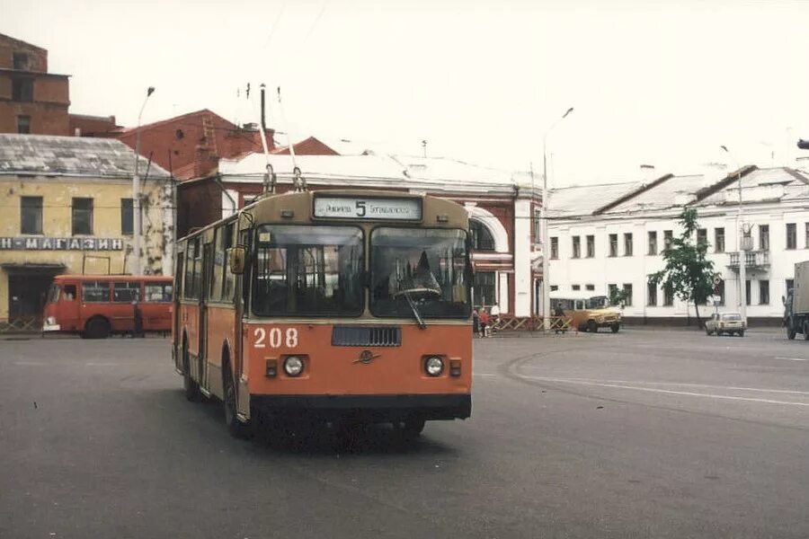 Ярославль 2000 год. ЗИУ-682в 1994 год. Ярославль в 2000-е. Троллейбус Ярославль 2000. Ярославль 1990.