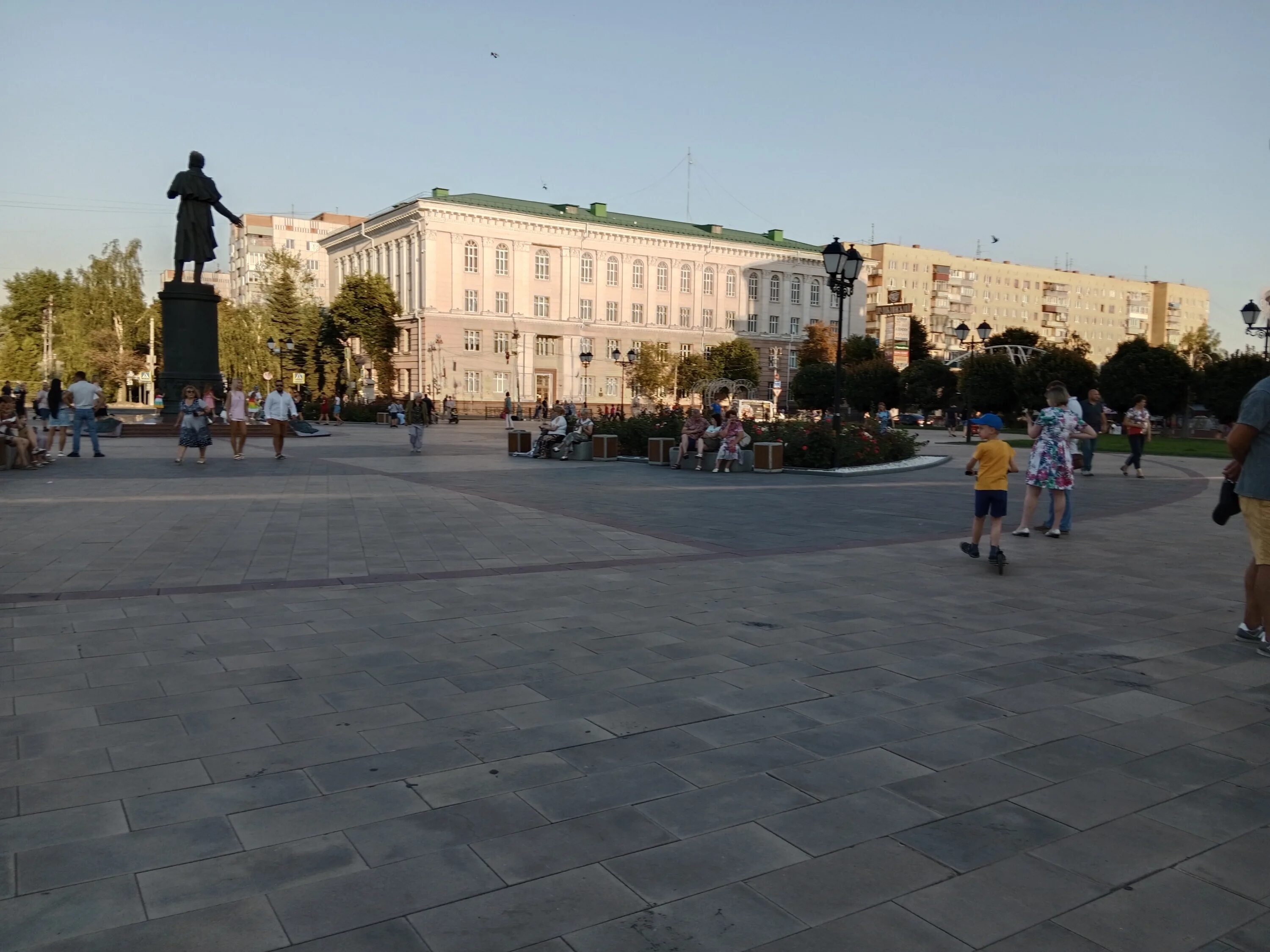 Население курска 2024 год. Парк Дзержинского Курск. День города Курск 2022. Сквер молодежный Курск. Экопарк Курск.