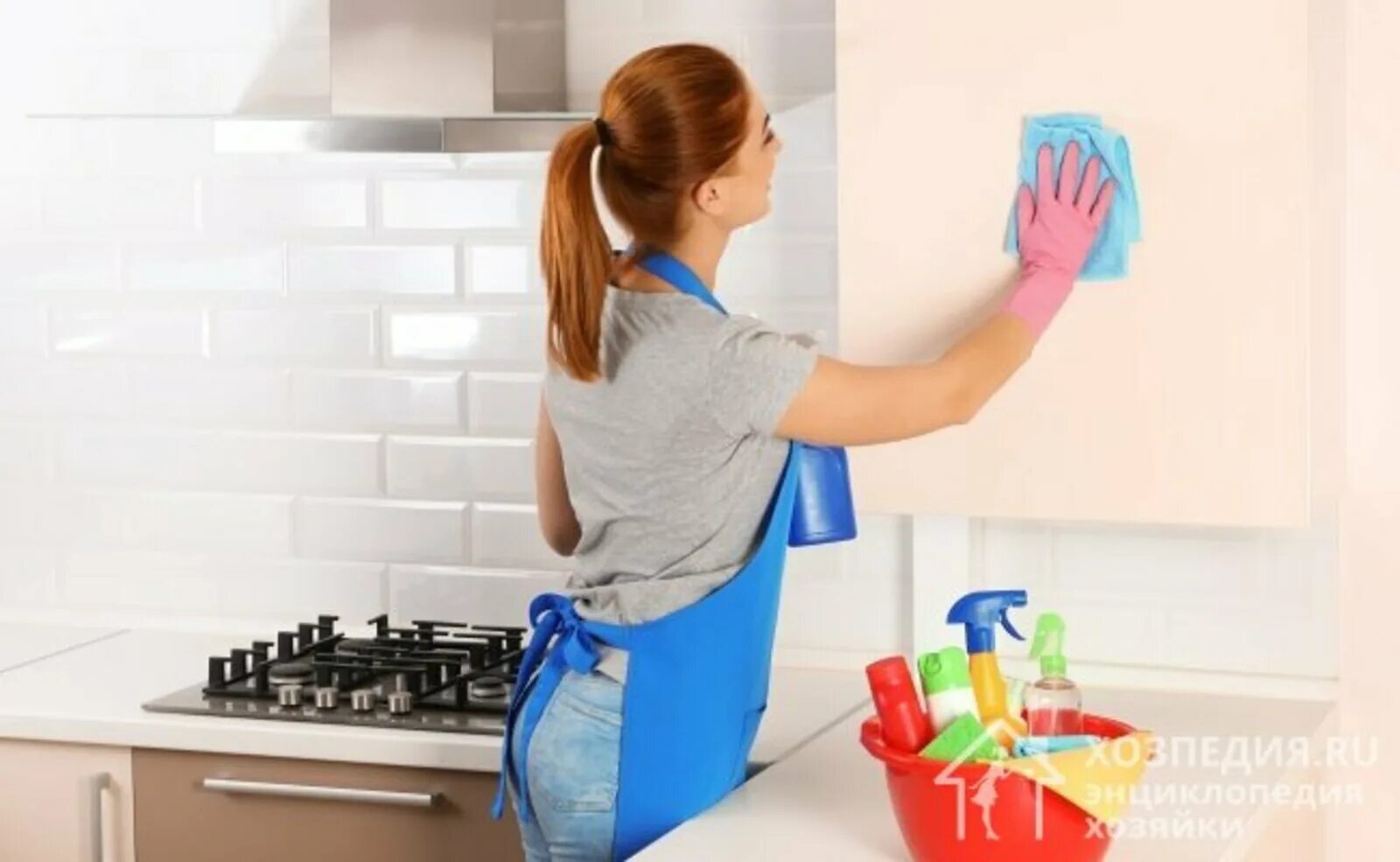 Чем можно мыть кухню. Протирает кухонный гарнитур. Мытье кухонного гарнитура. Уборка кухни. Помыть кухонный гарнитур.