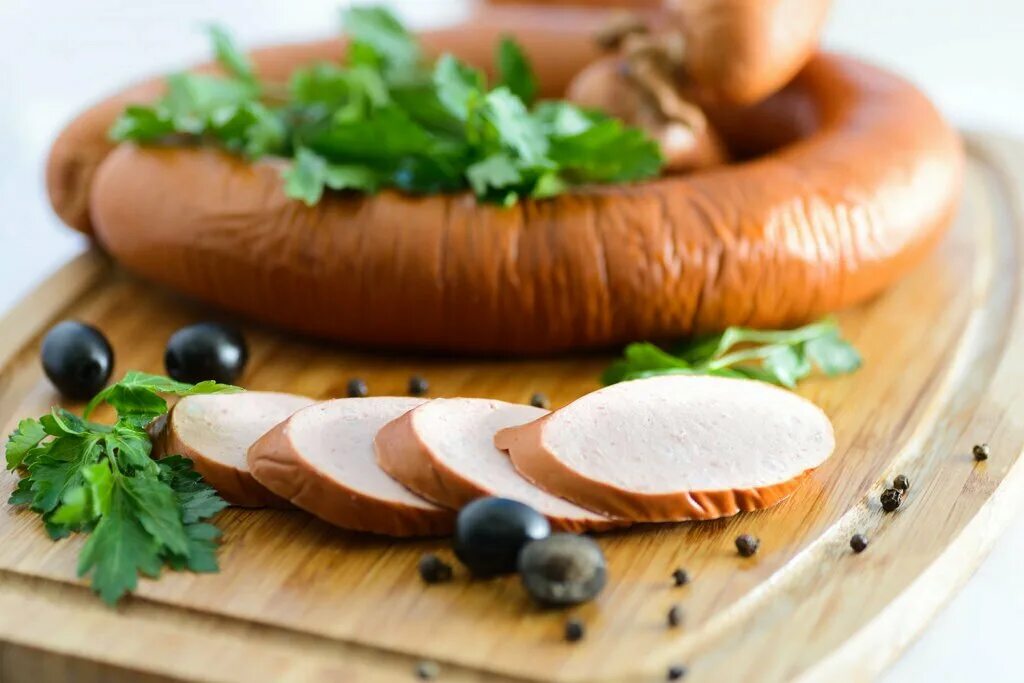 деликатесы с мясной грудинки. деликатесы европейские. колбаса ассортимент. куриные деликатесы. колбаски куриные.