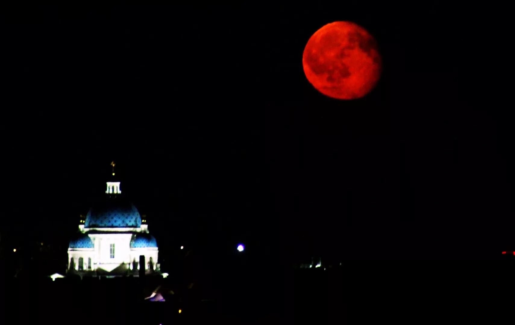 Песни красная луна. Кровавая Луна Питер. Красная Луна. Красная Луна в Питере. Большая красная Луна.