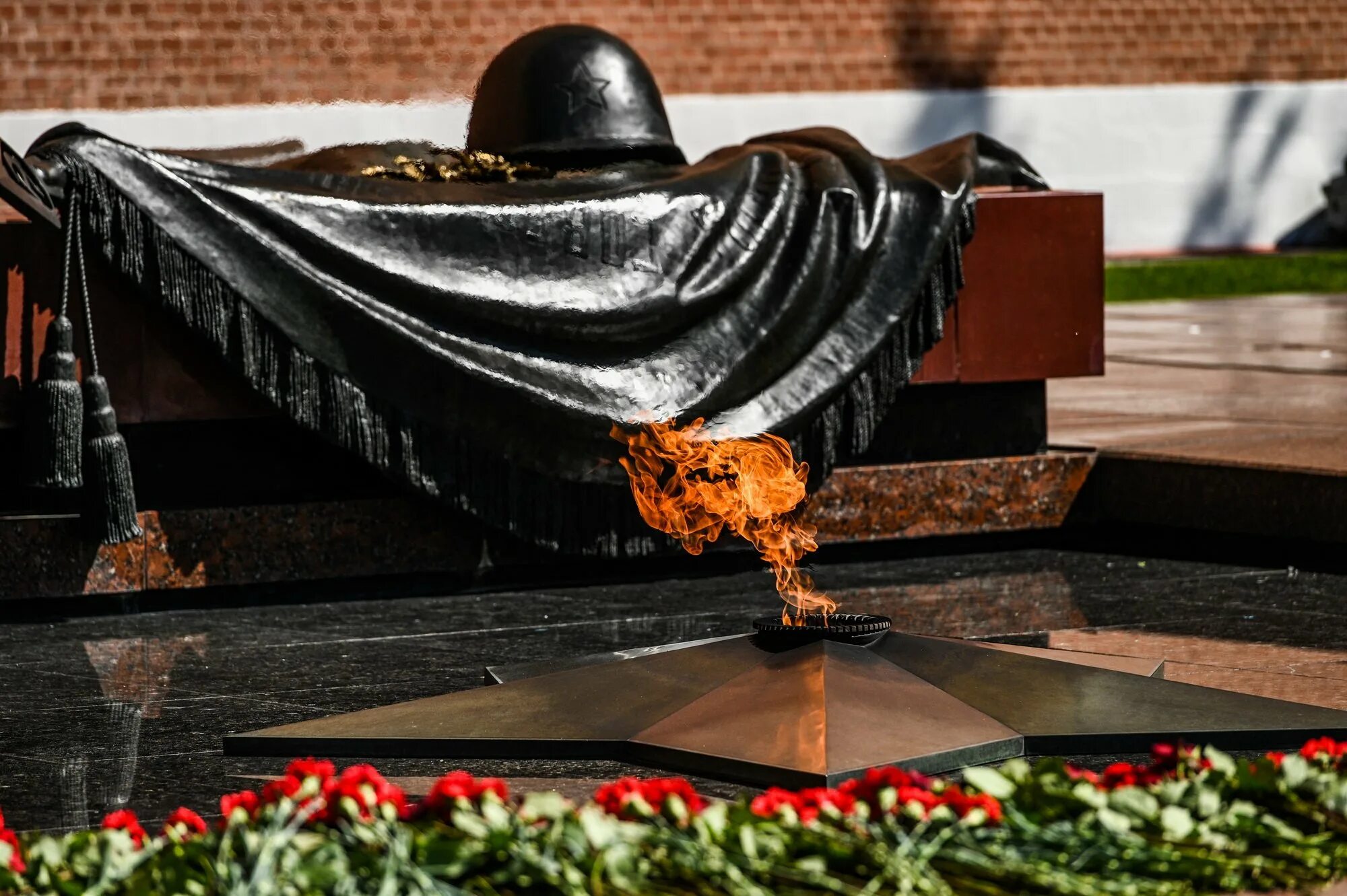 Время неизвестного солдата. Памятник могила неизвестного солдата в москве. День неизвестного солдата. Время неизвестного солдата. Мемориал вечный огонь в москве.