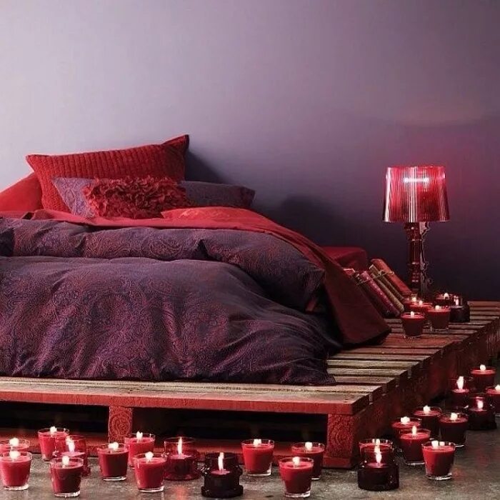 Романтичная постель. Спальня в красных тонах. Спальня в Красном цвете. Романтичная кровать. Кровать из паллетов с подсветкой.