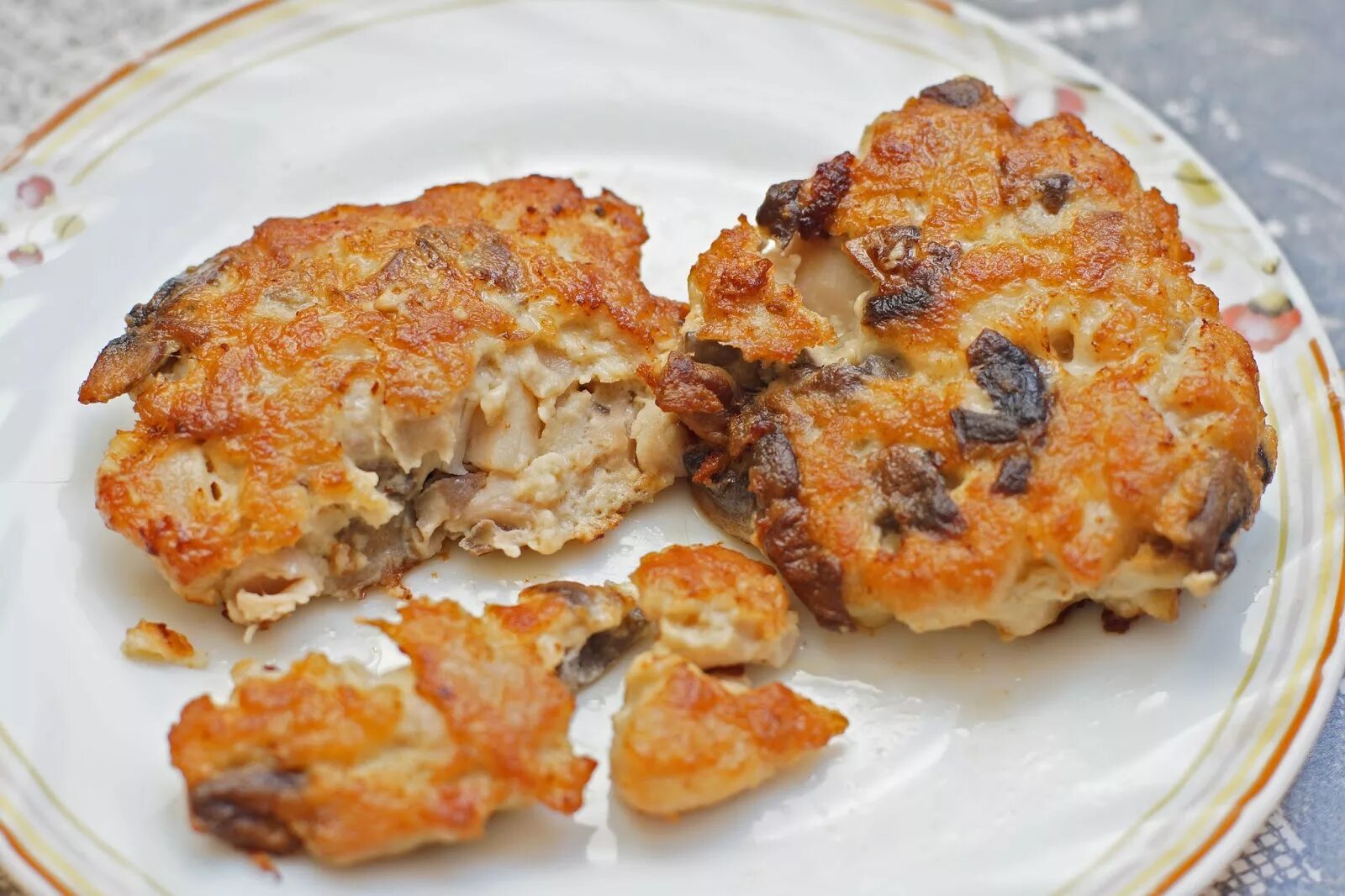 Котлеты из грудки с грибами. Куриные котлеты с грибами. биточки куриные с грибами. рубленные котлеты с грибами. рубленве котлеты с грибами.