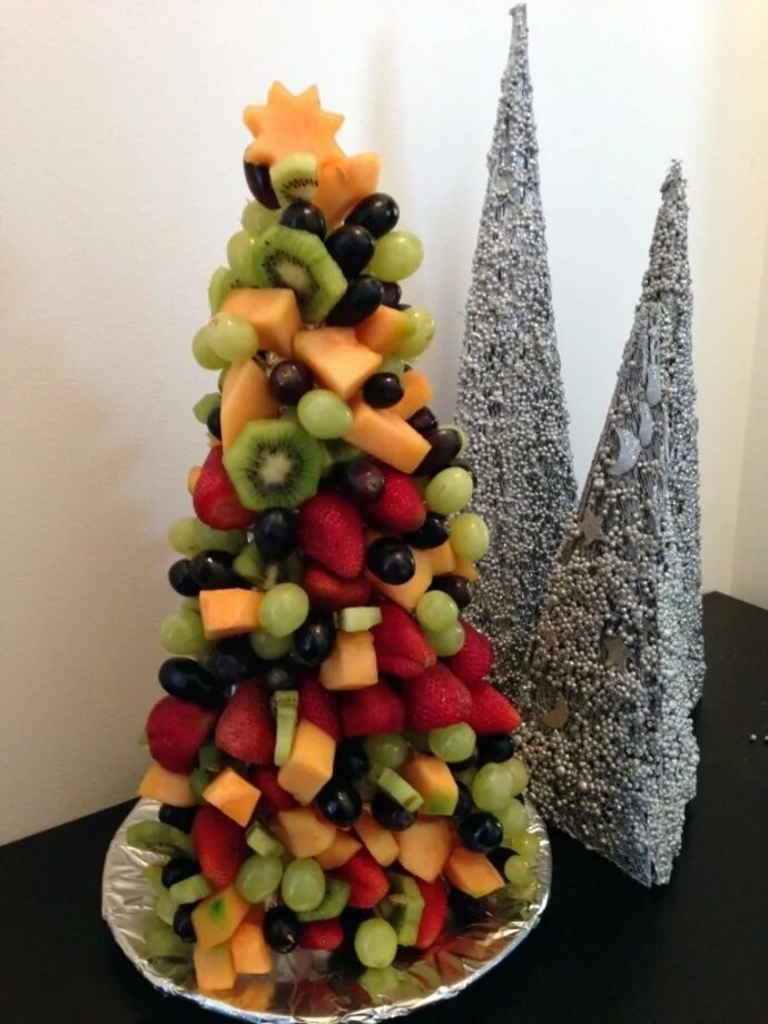 Ёлочка из фруктов на новый год. Новогодняя елка из фруктов. Красивые елочки из фруктов. Фруктовая елочка к новогоднему столу. Елочка из фруктов на новогодний.