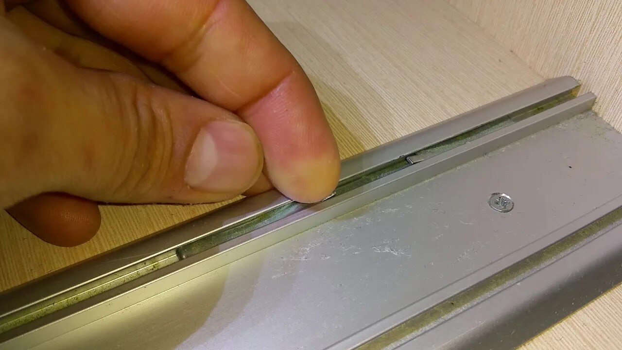 Как установить нижнюю направляющую