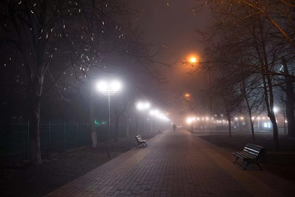 Город туман вечер. Ночная улица в тумане. Ночь улица туман. Город вечером туман. Туман ночь город.