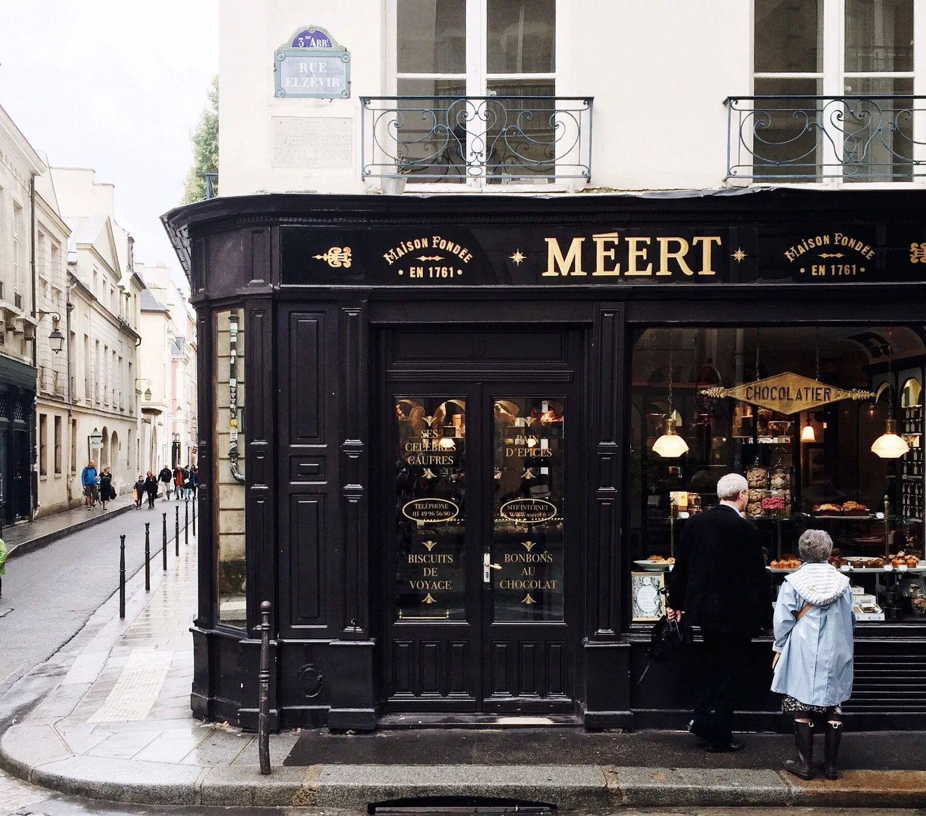 Le Procope ресторан в Париже. Кофейня в Париже. Самые модные кофейни Парижа. Chocolatier витрина.