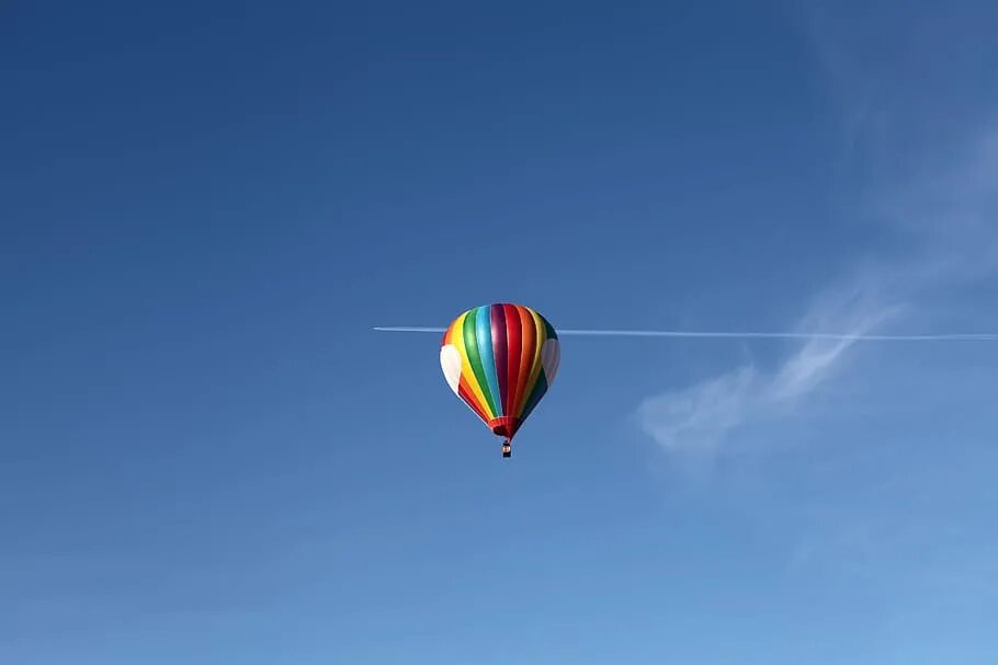 Приключения на шаре. Радужный воздушный шар. Радужный шар в небе. Небесные шарики. Обои на рабочий стол воздушные шары и небо.