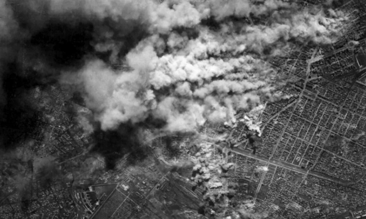 Советские самолеты бомбят берлин 1941. Бомбёжка берлина в 1941 году. Бомбардировка берлина в 1941. Самолеты которые бомбили берлин в 1941. Бомбардировка берлина ил-4.