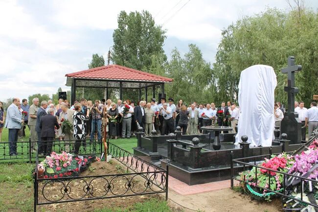 Саратов могилы Елшанское кладбища. Елшанское кладбище Саратов памятники. Сторожевское кладбище Саратов. Чикунов Саратов кладбище. Похоронить саратове