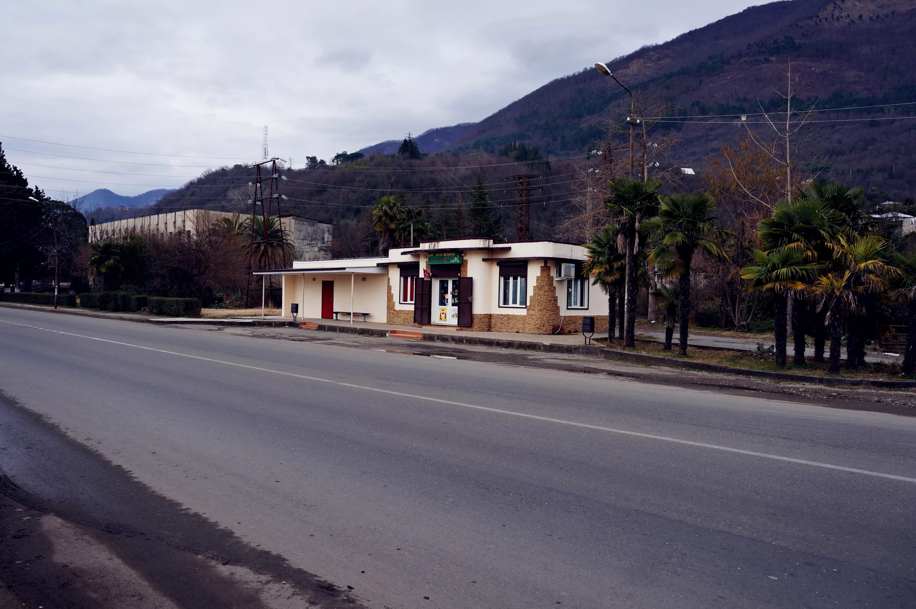 гагры магазины. стадион в абхазии гагры. рыболовный магазин в гаграх. улица званба сухум. торговый центр ассорти гагра абхазия.