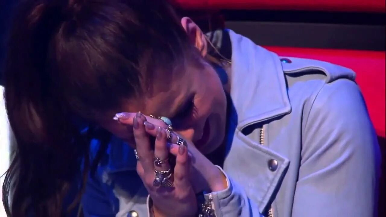 певец плачет. плачущий певец. лана дель рей плачет. адель концерт. дима билан шоу голос.