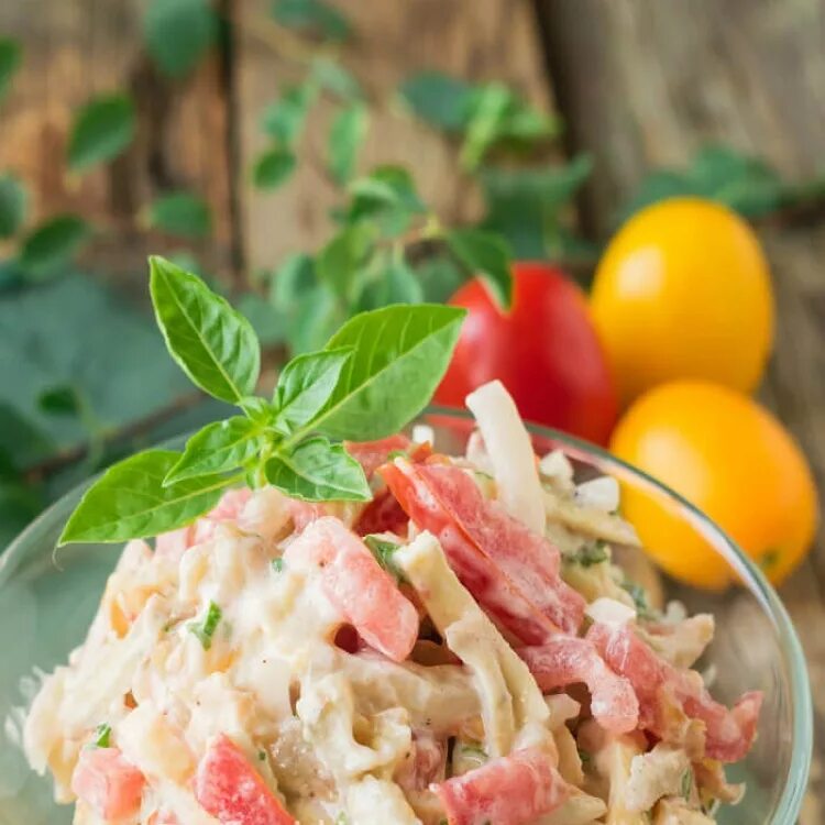 Салат аппетитный. Салаты на скорую руку. Салат с крабовыми палочками и копченой курицей. Вкусные салаты. Вкусные проверенные рецепты салатов.