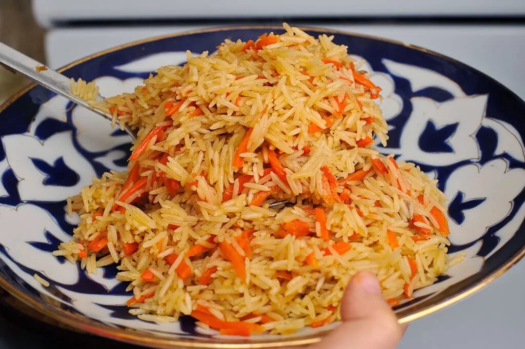 Plov узбекский. Узбекский плов с капустой. Плов с корейской морковкой. Салат к плову. Шафран в плов