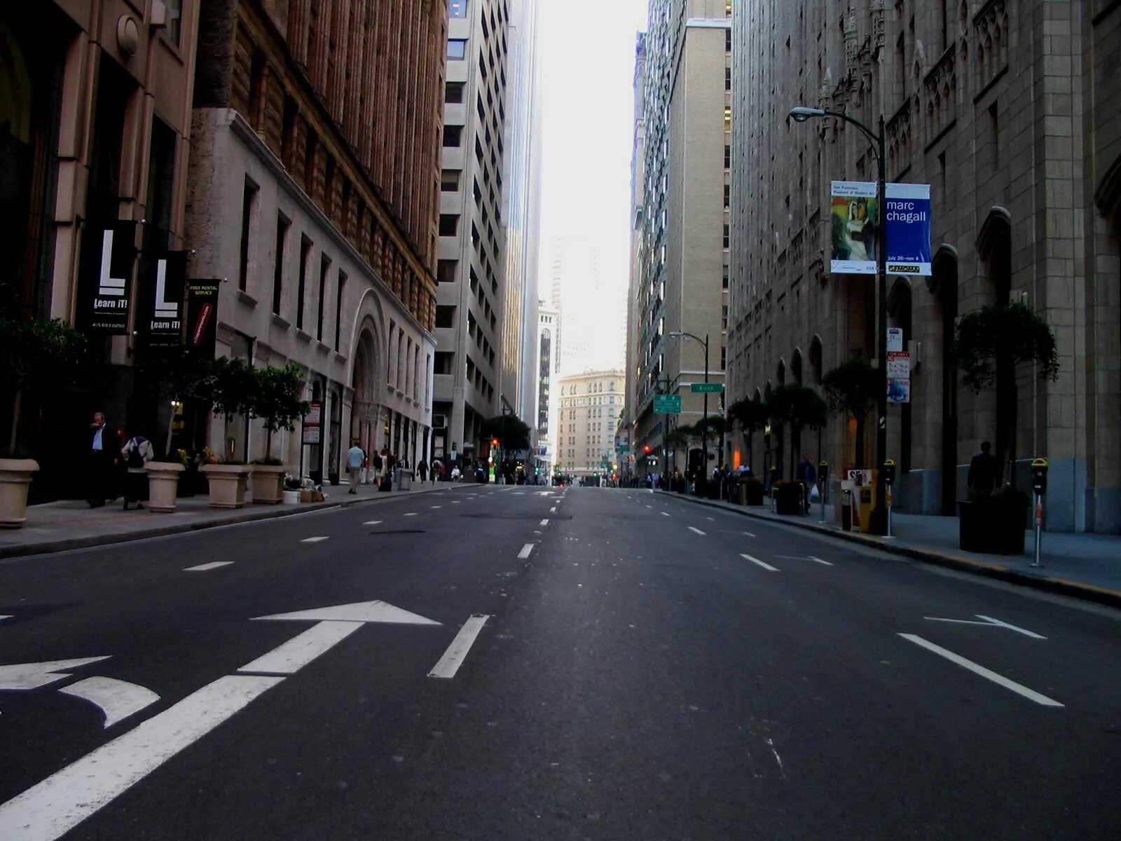 Стрит под. Фотосессия в дождливую погоду. Арт центр графит москва. Уличное искусство 21 века. Стрит арт на трансформаторных будках.